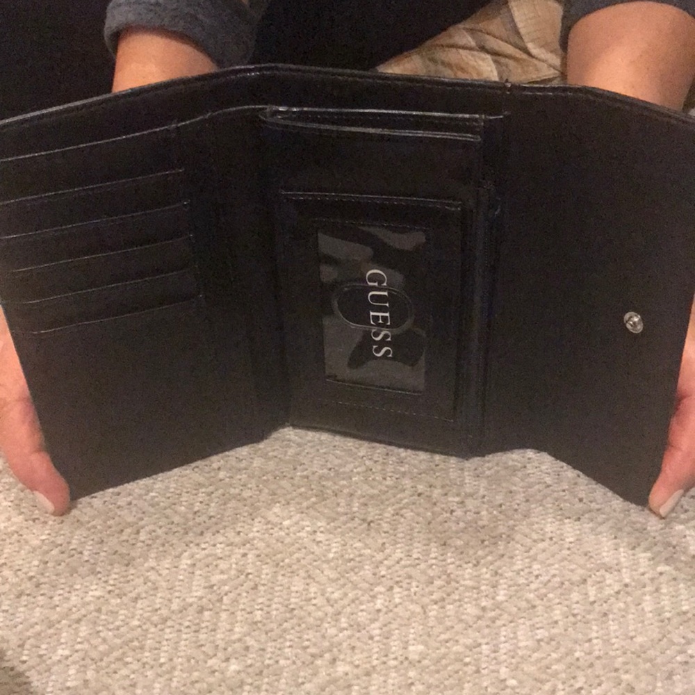 Guess Wallet - Picture 4 of 5